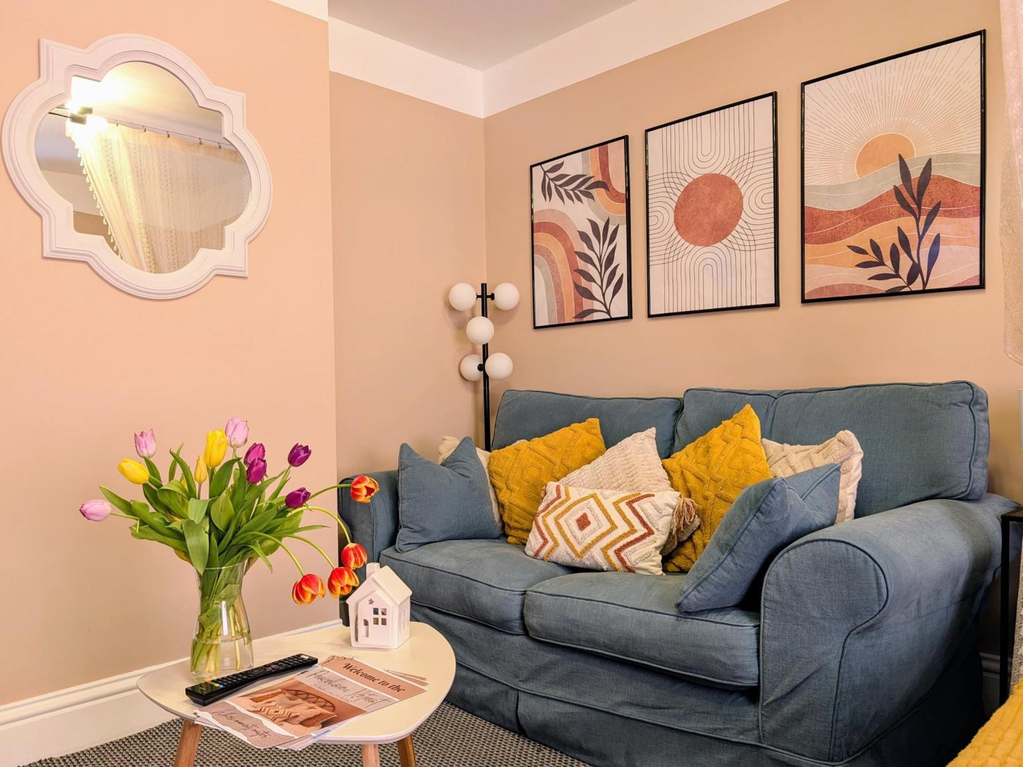 Apartment Peacehaven Retreat - 4 Minutes From The Beach! Pet Friendly! Weymouth